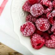 Nahaufnahme von gefrorenen Himbeeren Nahaufnahme von gefrorenen Himbeeren